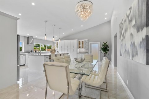 House in Lake Clarke Shores, Florida 4 bedrooms, 241.17 sq.m. № 2350641 - photo 7