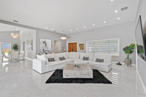 House in Lake Clarke Shores, Florida 4 bedrooms, 241.17 sq.m. № 2350641 - photo 6