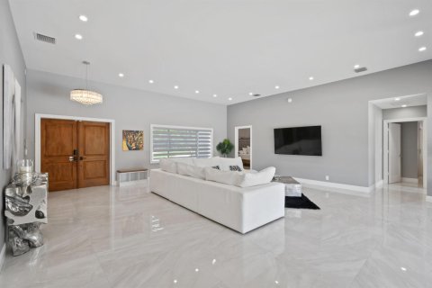 House in Lake Clarke Shores, Florida 4 bedrooms, 241.17 sq.m. № 2350641 - photo 5