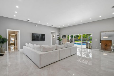 House in Lake Clarke Shores, Florida 4 bedrooms, 241.17 sq.m. № 2350641 - photo 3