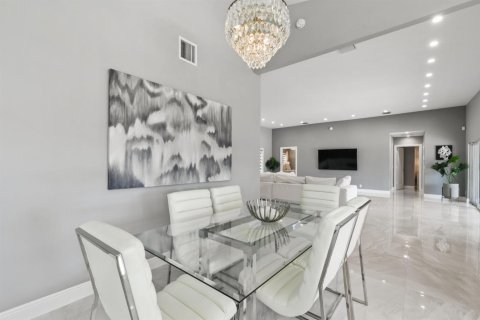 House in Lake Clarke Shores, Florida 4 bedrooms, 241.17 sq.m. № 2350641 - photo 8