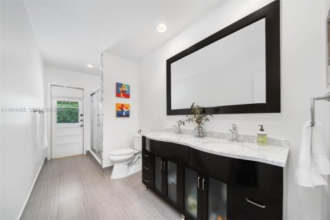 Villa ou maison à louer à Miami, Floride: 4 chambres, 380.16 m2 № 1976639 - photo 20