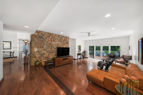 Villa ou maison à louer à Miami, Floride: 4 chambres, 380.16 m2 № 1976639 - photo 5