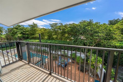 Villa ou maison à louer à Miami, Floride: 4 chambres, 380.16 m2 № 1976639 - photo 16