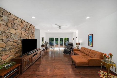 Villa ou maison à louer à Miami, Floride: 4 chambres, 380.16 m2 № 1976639 - photo 6