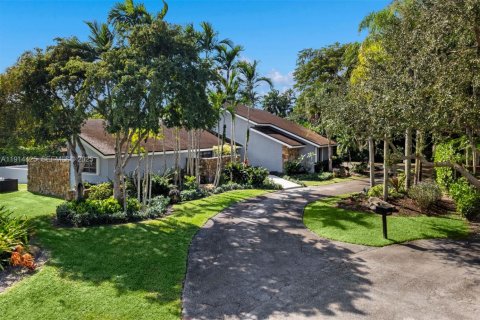 Villa ou maison à louer à Miami, Floride: 4 chambres, 380.16 m2 № 1976639 - photo 2