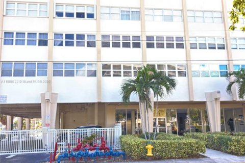 Снять в аренду кондоминиум в Халландейл-Бич, Флорида 1 спальня, 76.64м2, № 1947095 - фото 6