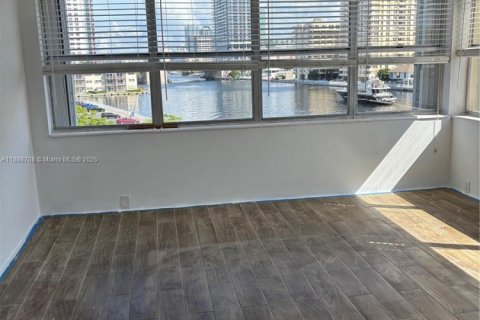 Снять в аренду кондоминиум в Халландейл-Бич, Флорида 1 спальня, 76.64м2, № 1947095 - фото 13