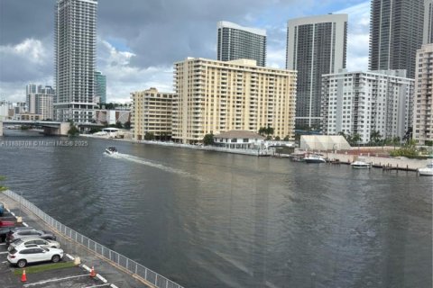 Снять в аренду кондоминиум в Халландейл-Бич, Флорида 1 спальня, 76.64м2, № 1947095 - фото 2