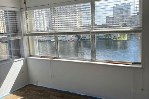 Снять в аренду кондоминиум в Халландейл-Бич, Флорида 1 спальня, 76.64м2, № 1947095 - фото 12