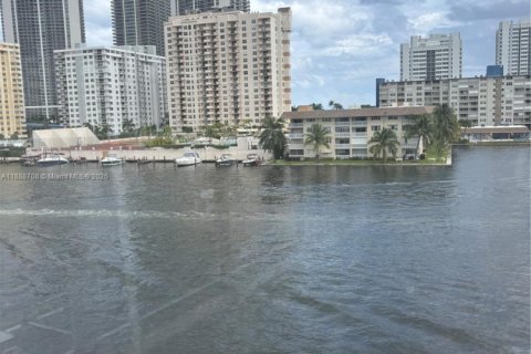 Снять в аренду кондоминиум в Халландейл-Бич, Флорида 1 спальня, 76.64м2, № 1947095 - фото 1