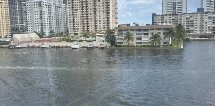 Кондоминиум с 1 спальней в Халландейл-Бич, Флорида № 1947095