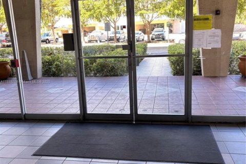 Снять в аренду кондоминиум в Халландейл-Бич, Флорида 1 спальня, 76.64м2, № 1947095 - фото 19