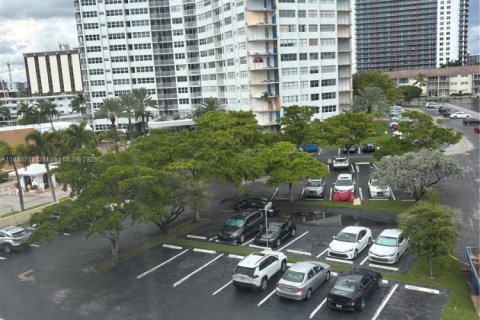 Снять в аренду кондоминиум в Халландейл-Бич, Флорида 1 спальня, 76.64м2, № 1947095 - фото 3