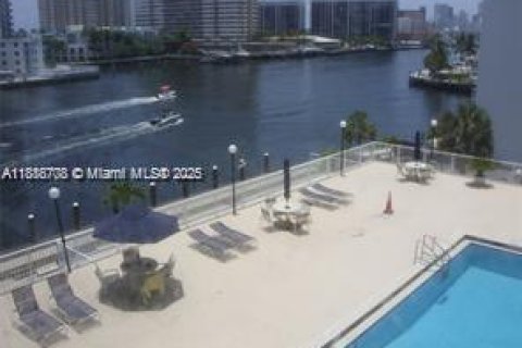 Снять в аренду кондоминиум в Халландейл-Бич, Флорида 1 спальня, 76.64м2, № 1947095 - фото 20