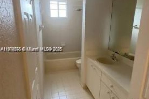 Townhouse in Tamarac, Florida 3 bedrooms, 132.66 sq.m. № 1968199 - photo 9