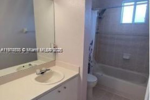 Townhouse in Tamarac, Florida 3 bedrooms, 132.66 sq.m. № 1968199 - photo 8