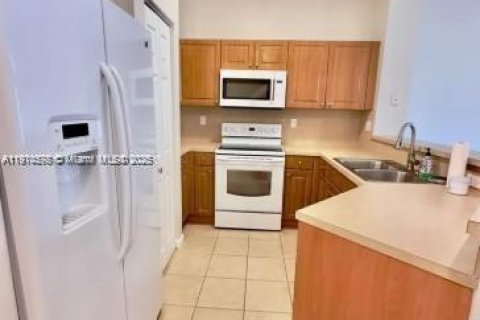 Townhouse in Tamarac, Florida 3 bedrooms, 132.66 sq.m. № 1968199 - photo 4