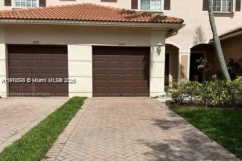 Townhouse in Tamarac, Florida 3 bedrooms, 132.66 sq.m. № 1968199 - photo 1