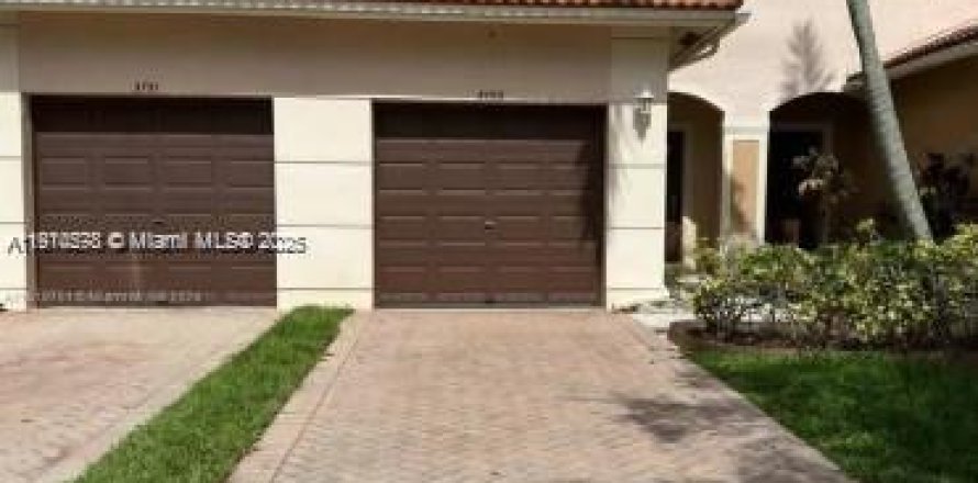 Townhouse in Tamarac, Florida 3 bedrooms, 132.66 sq.m. № 1968199