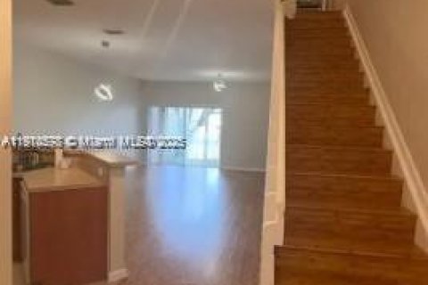 Townhouse in Tamarac, Florida 3 bedrooms, 132.66 sq.m. № 1968199 - photo 3