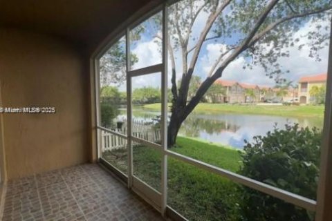 Townhouse in Tamarac, Florida 3 bedrooms, 132.66 sq.m. № 1968199 - photo 13