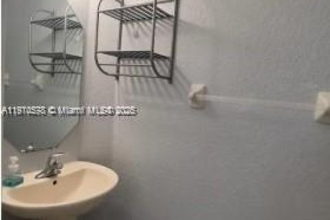 Townhouse in Tamarac, Florida 3 bedrooms, 132.66 sq.m. № 1968199 - photo 10