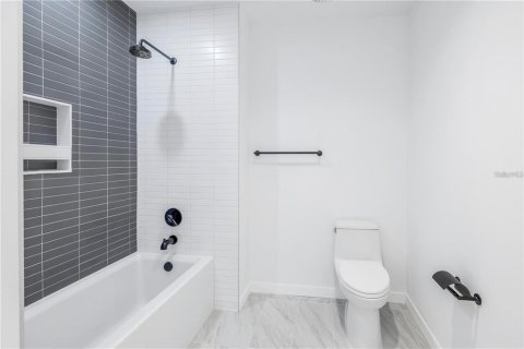 Condo in Saint Petersburg, Florida, 1 bedroom  № 1898698 - photo 9