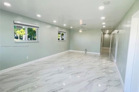 House in Miami, Florida 3 bedrooms, 148.83 sq.m. № 1952524 - photo 5