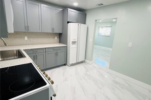 House in Miami, Florida 3 bedrooms, 148.83 sq.m. № 1952524 - photo 20
