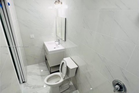 House in Miami, Florida 3 bedrooms, 148.83 sq.m. № 1952524 - photo 15