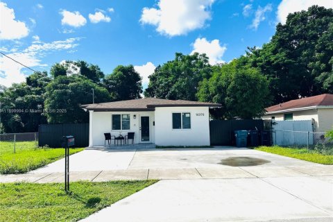 House in Miami, Florida 3 bedrooms, 148.83 sq.m. № 1952524 - photo 25