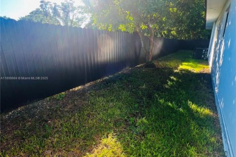 House in Miami, Florida 3 bedrooms, 148.83 sq.m. № 1952524 - photo 26