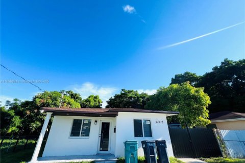 House in Miami, Florida 3 bedrooms, 148.83 sq.m. № 1952524 - photo 2