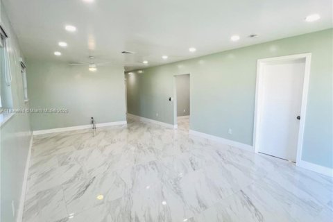 House in Miami, Florida 3 bedrooms, 148.83 sq.m. № 1952524 - photo 6