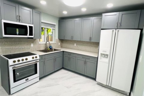 House in Miami, Florida 3 bedrooms, 148.83 sq.m. № 1952524 - photo 19