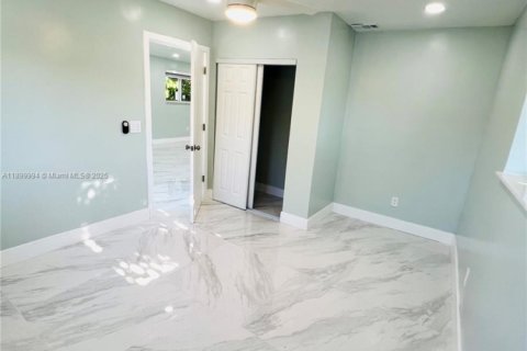 House in Miami, Florida 3 bedrooms, 148.83 sq.m. № 1952524 - photo 7
