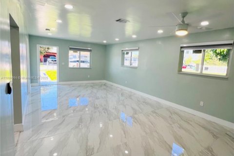 House in Miami, Florida 3 bedrooms, 148.83 sq.m. № 1952524 - photo 8