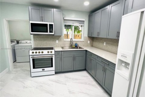 House in Miami, Florida 3 bedrooms, 148.83 sq.m. № 1952524 - photo 1