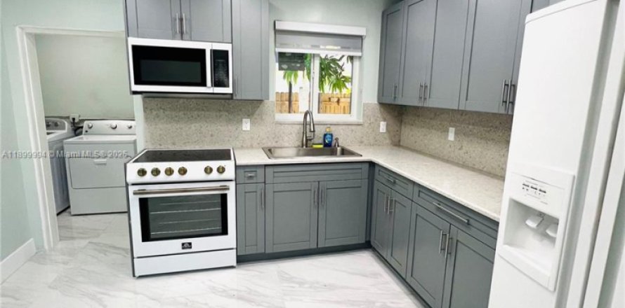 House in Miami, Florida 3 bedrooms, 148.83 sq.m. № 1952524