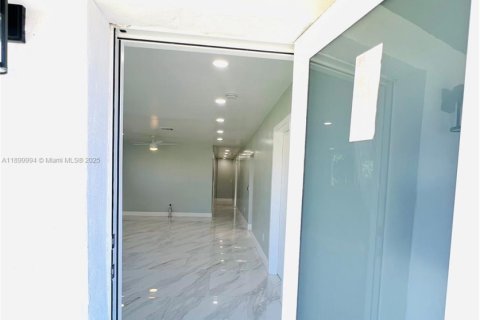 House in Miami, Florida 3 bedrooms, 148.83 sq.m. № 1952524 - photo 4