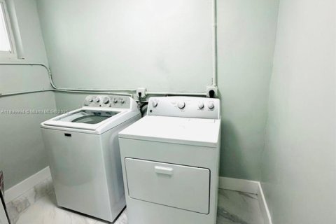 House in Miami, Florida 3 bedrooms, 148.83 sq.m. № 1952524 - photo 22