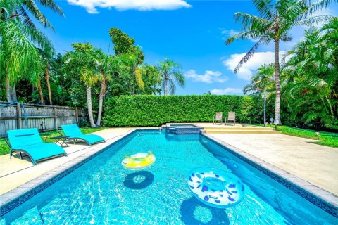House in Hollywood, Florida 3 bedrooms, 233.56 sq.m. № 2012533