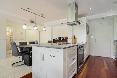 Condo in Miami Shores, Florida, 2 bedrooms  № 1872168 - photo 9