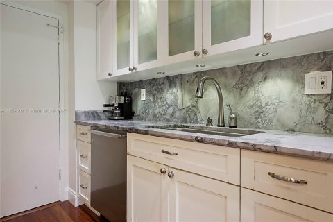 Condo in Miami Shores, Florida, 2 bedrooms  № 1872168 - photo 12