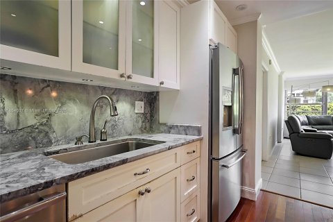 Condo in Miami Shores, Florida, 2 bedrooms  № 1872168 - photo 15