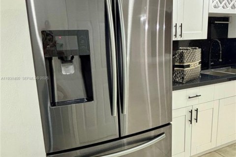 Снять в аренду виллу или дом в Мирамар, Флорида 2 спальни, 182.83м2, № 1990101 - фото 20