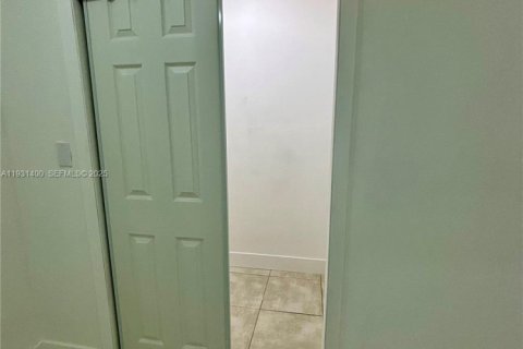 Снять в аренду виллу или дом в Мирамар, Флорида 2 спальни, 182.83м2, № 1990101 - фото 28