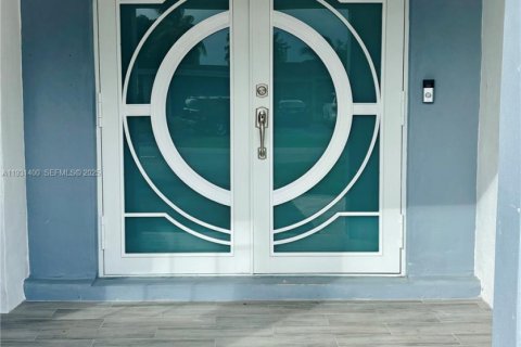 Снять в аренду виллу или дом в Мирамар, Флорида 2 спальни, 182.83м2, № 1990101 - фото 4