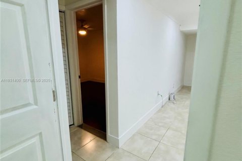 Снять в аренду виллу или дом в Мирамар, Флорида 2 спальни, 182.83м2, № 1990101 - фото 24